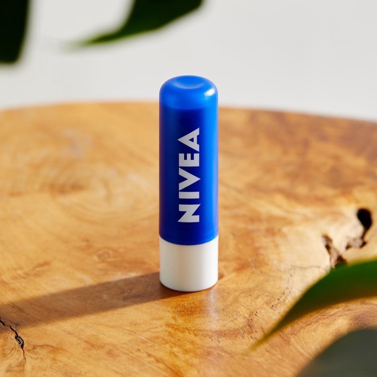 NIVEA Lip Care Watermelon Shine Strawberry Lip Balm Fruity Shine Beauty Stick Straw 4.8 gr Pelembab Bibir Kering Warna Nude Sheer