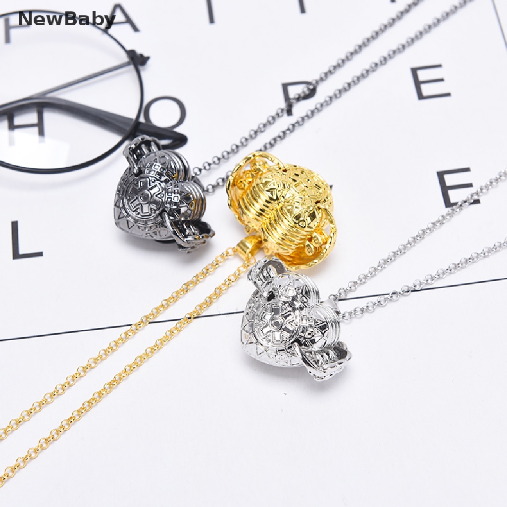 Kalung Rantai Dengan Liontin Locket Bulat Aksen Sayap Malaikat 4 Foto Untuk Hadiah