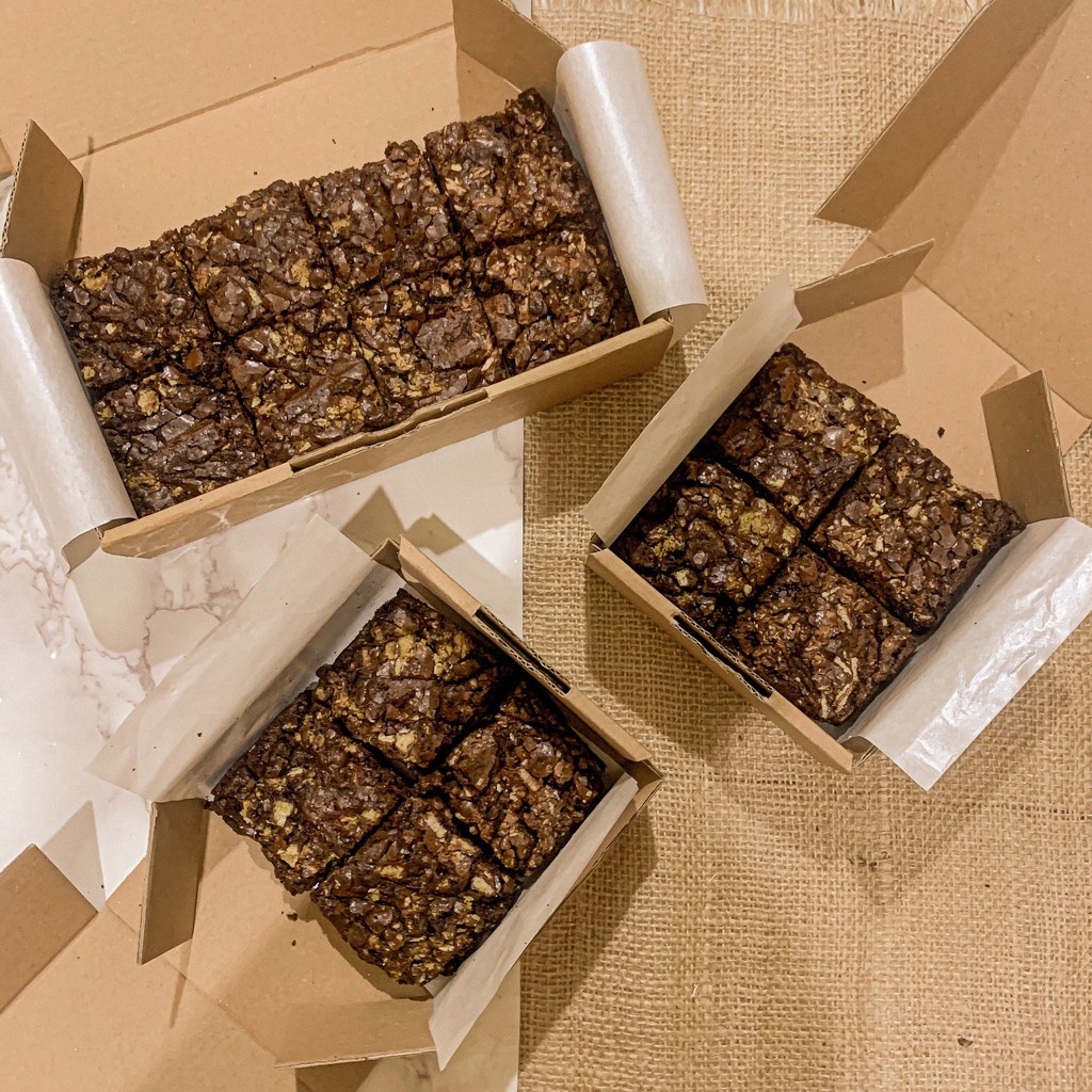 

Classic Brownies KitKat Topping 20x20 Komanies