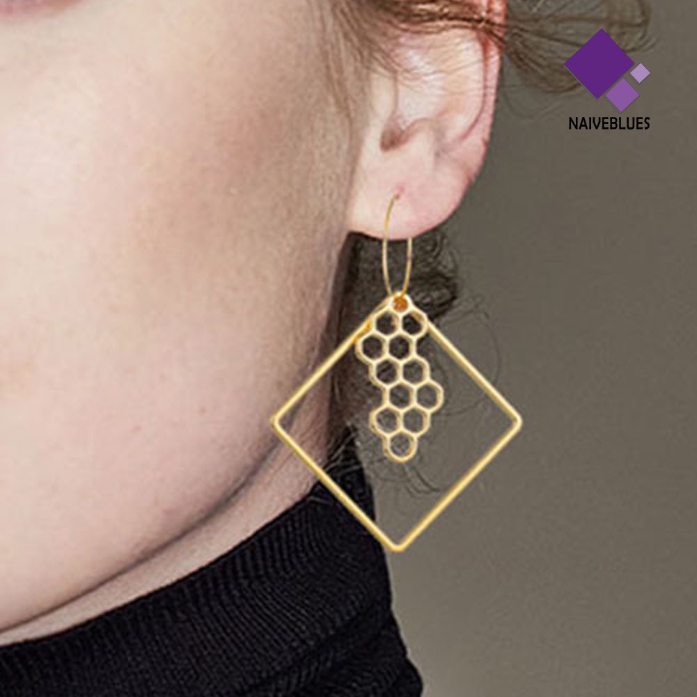 Anting Hoop Panjang Bentuk Kotak Model Hollow Motif Mawar Lebah Untuk Wanita