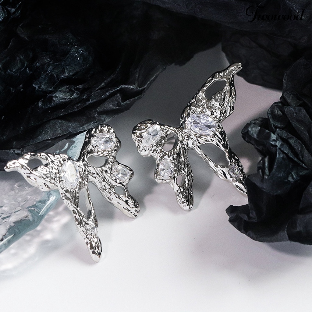 1 Pasang Anting Stud Desain Kupu-Kupu Aksen Berlian Imitasi Model Hollow Bahan Metal Untuk Aksesoris
