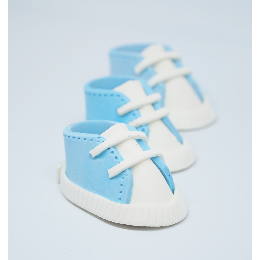 

Gumpaste hiasan kue sneakers bayi - sepatu bayi biru isi 3