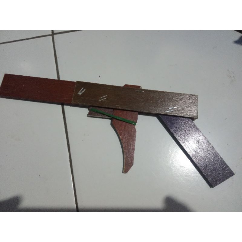 mainan tembakan kayu peluru karet