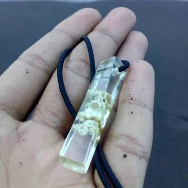 Kalung resin edelweiss bromo handemade