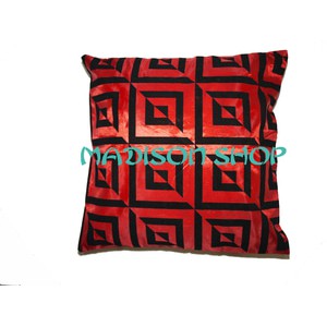 SARUNG BANTAL SATEN MERAH MOTIF