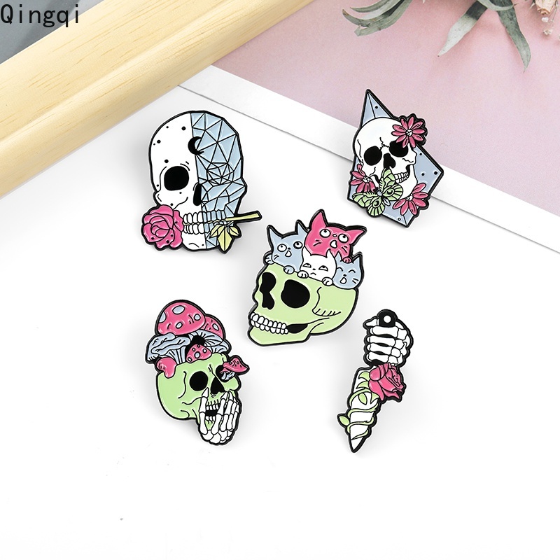 Bros Pin Enamel Bentuk Tengkorak Bunga Mawar Jamur Happy Halloween Gaya Gothic Punk Untuk Hadiah