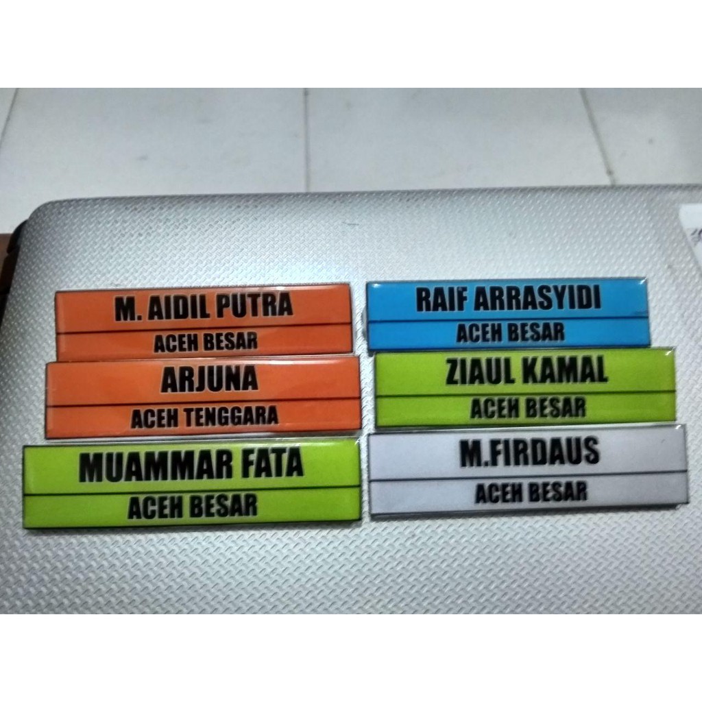 

Name tag dada (akrilik hitam, putih/plat kuningan)