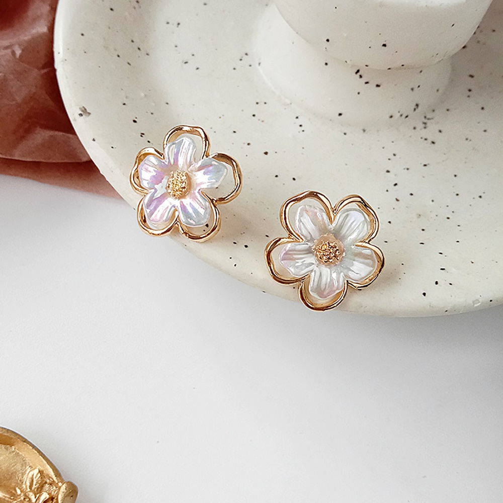 SKJK  Sweet Flower Earrings Party Fashion Jewelry Clip Earrings Women Cute Korean Unique Metal Girl Stud Earrings