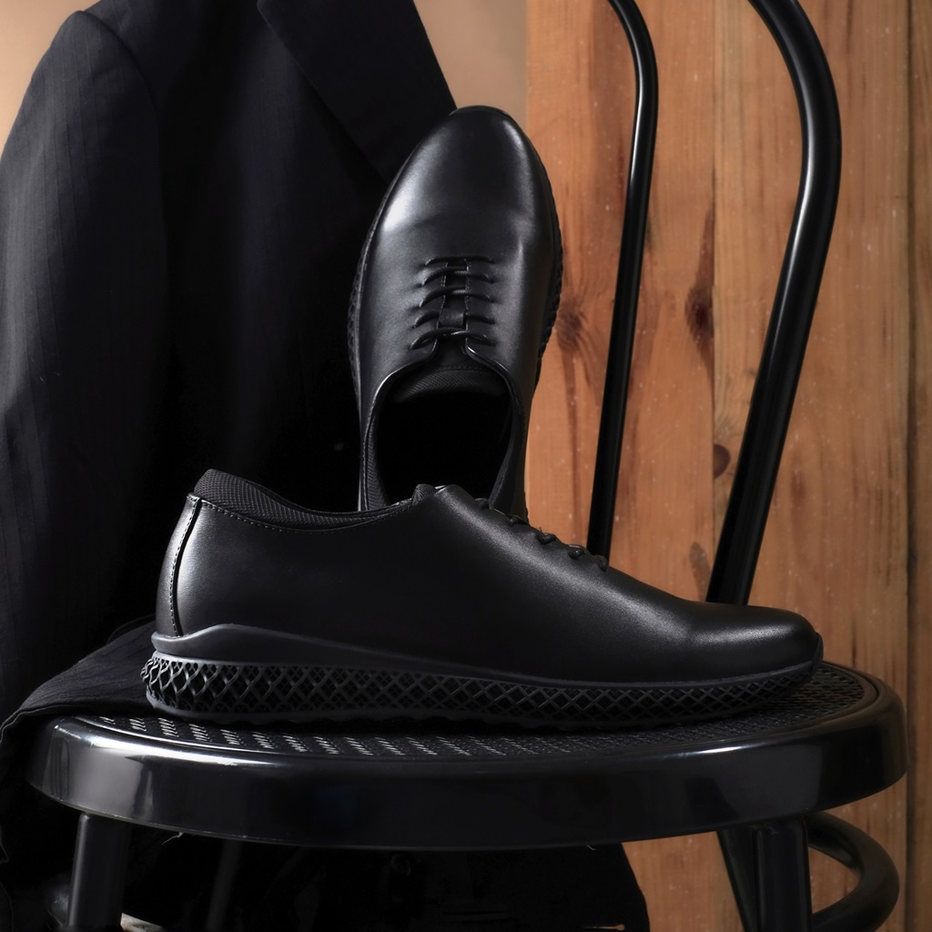 AMSTRONG BLACK ORIGINAL x KENZIOS Sepatu Formal Kulit Sapi Asli Pantofel Tali Full Hitam Pria Kerja Kantor Resmi Guru Kantoran Wisuda Kuliah Pesta Undangan Kondangan Nikah Modern Black Oxford Casual Derby Genuine Leather Footwear Terbaru Branded Kekinian