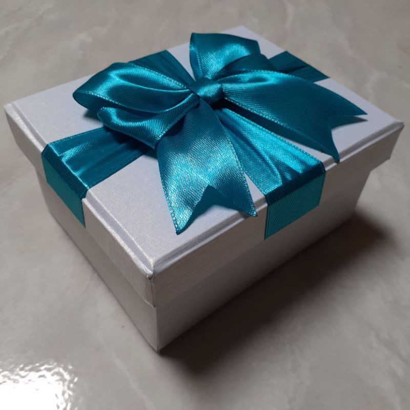 

GIFTBOX WHITE PITA BIRU TOSCA / HARDBOX PUTIH LIST