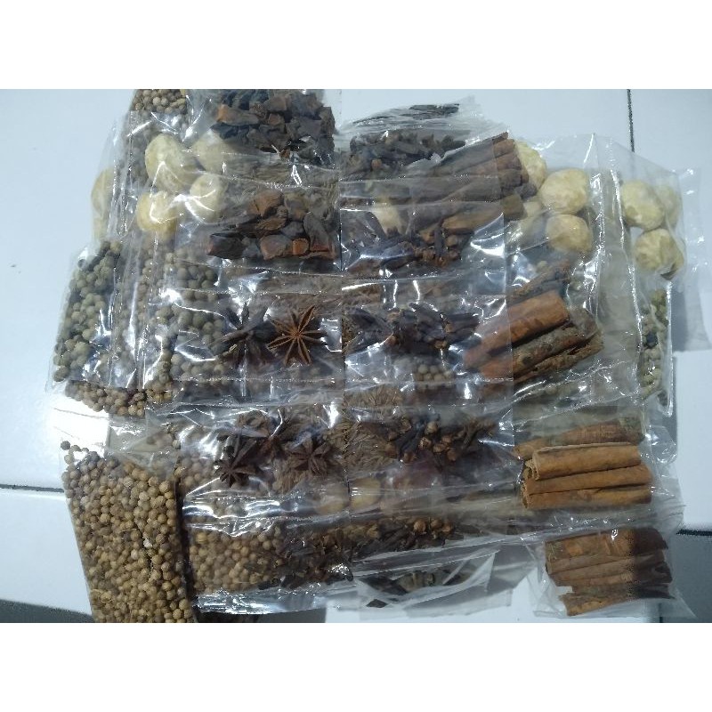 

paket mini bumbu Kemiri,Ketumbar,Merica,Kayu Manis,jinten,adas,cengkeh,bunga lawang,kapulaga,pala,lada hitam