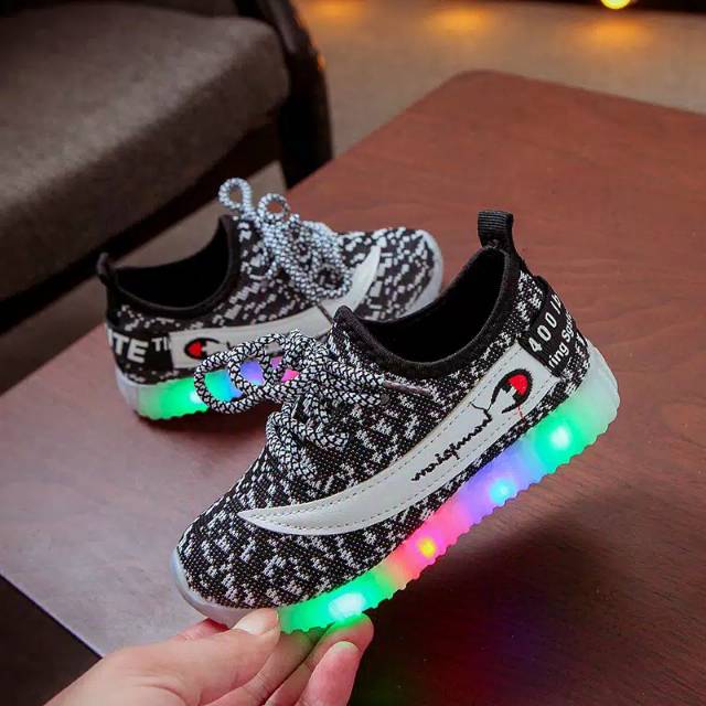 Sepatu Sneakers Model Flyknit