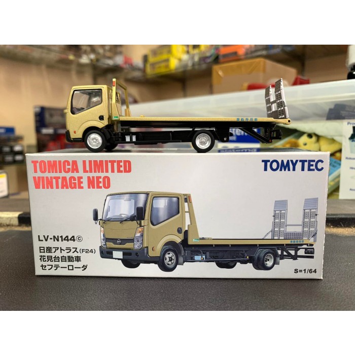 Tomica Limited Vintage LV-N144c Nissan Atlas (F24) Safety Loader