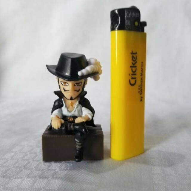 mainan action figure
dracule mihawk duduk
chibi one piece
tatakan box kayu
tinggi sekitar 4 inch
de