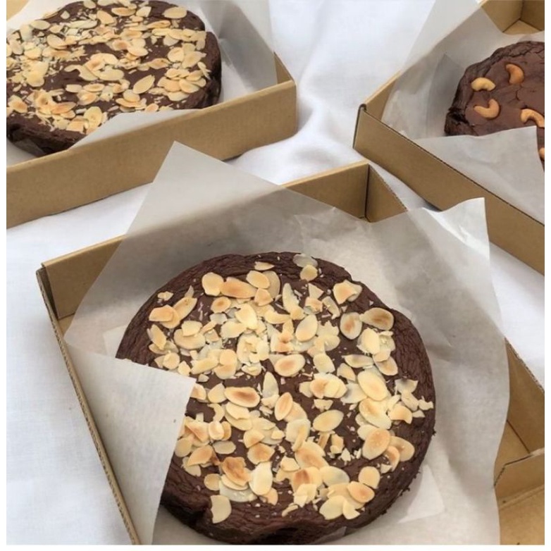 

Brownies fudgy shinny premium almond/BROWNIS PANGGANG DARK COKLAT MELTED/brownis