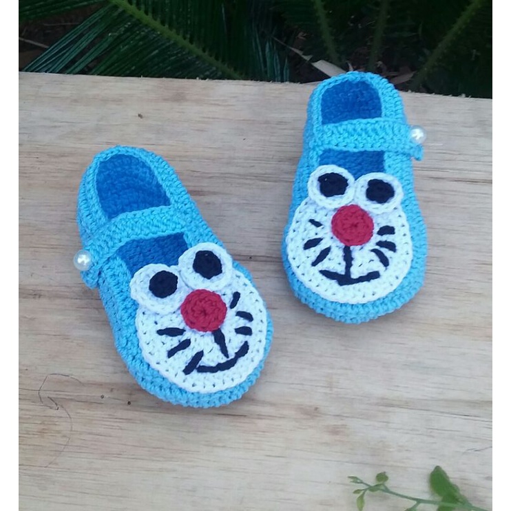 sepatu bayi rajut motif karakter doraemon