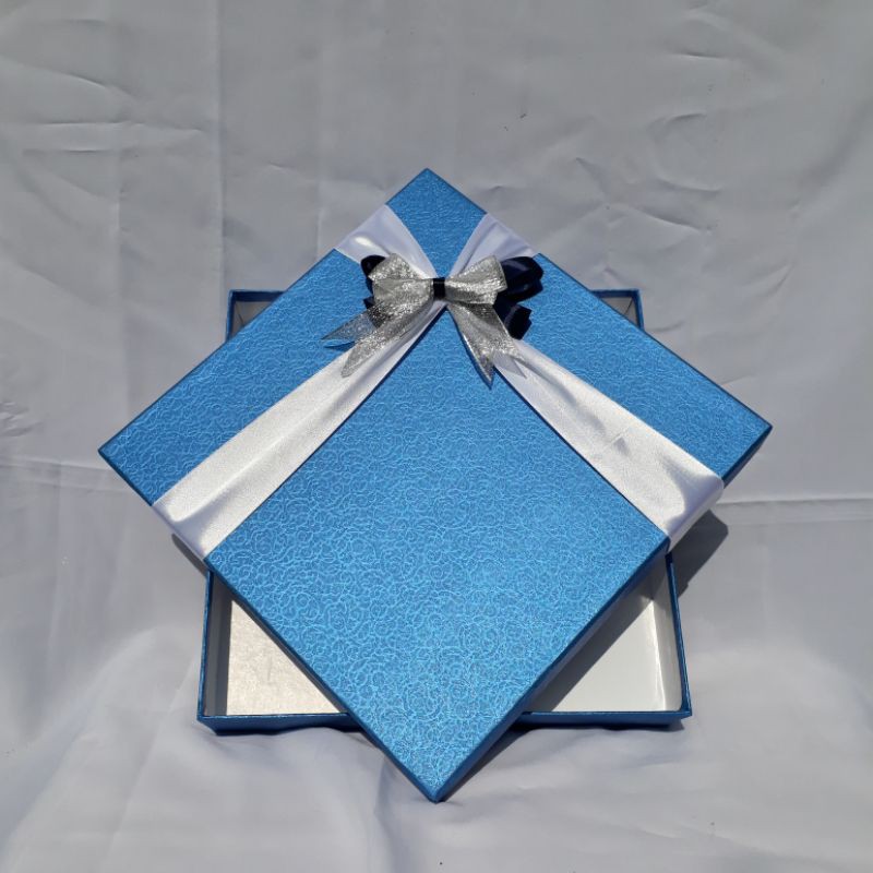 

Gift box kotak kado hampers 30x30x5