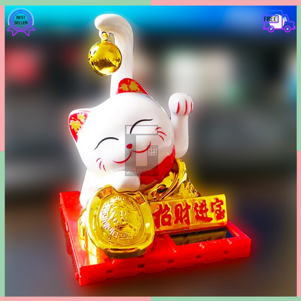 Hiasan Boneka Pajangan Patung Kucing Hoki Lucky Cat Maneki Neko Maneko Neki Keberuntungan Rejeki Rezeki Tangan Goyang Gerak China Cina Jepang Solar Non Baterai Batre Batrai Listrik Meja Toko Kasir Cafe Dashboard Mobil Size Ukuran Small Kecil Sedang Medium