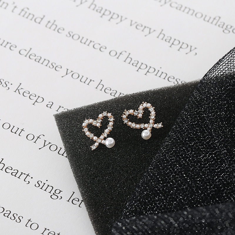 Sweet love pearls Korean personality irregular heart-shaped diamond earrings 210807