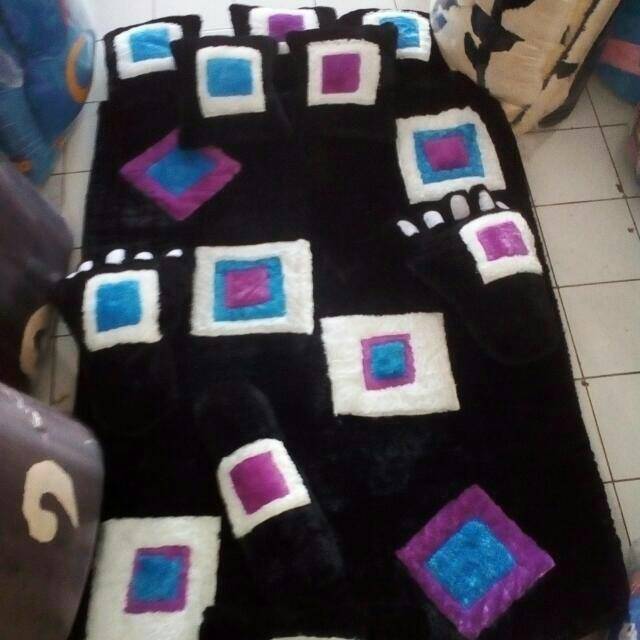 Karpet rasfur motif karakter