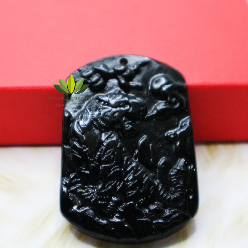 Liontin Black Jade Motif Macan