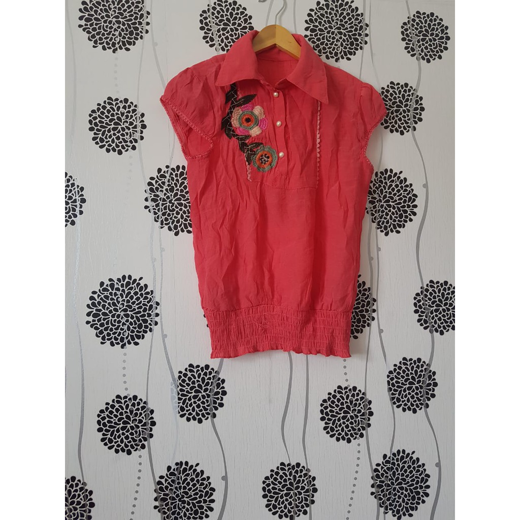 Baju Atasan Wanita Pink Berkerah Motif Bordir Aksesoris Kancing Mutiara Preloved