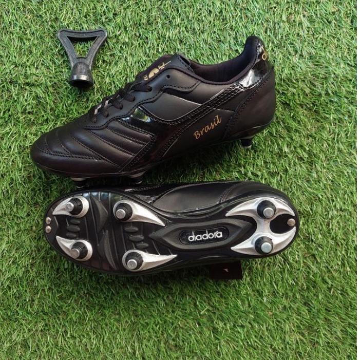 Best Seller.. Sepatu bola kulit diadora terbaru