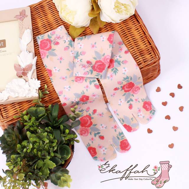 Kaos kaki motif bunga mawar by kaffah