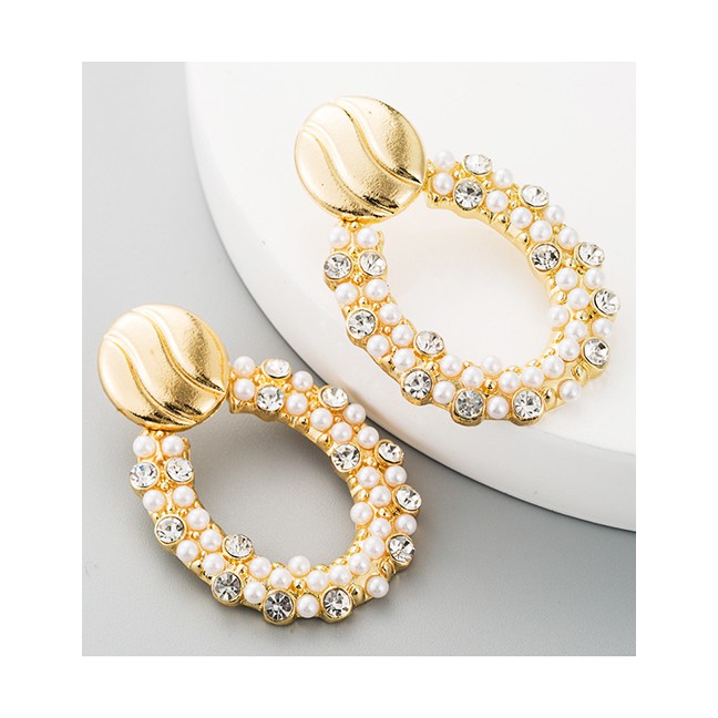 LRC Anting Tusuk Fashion Golden Pearl Rhinestone Oval Pierced Earrings D63844