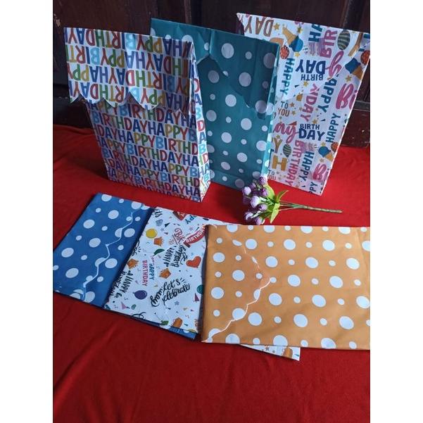 

Kertas Kado Instan / Bungkus Tempat Kado Praktis / Instan.