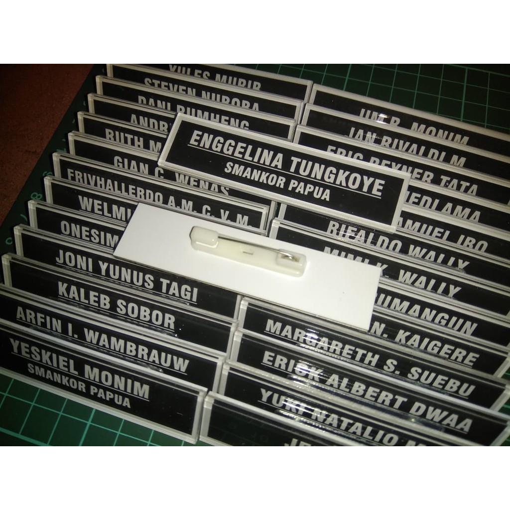 

Name Tag Pin Nama Dada Akrilik