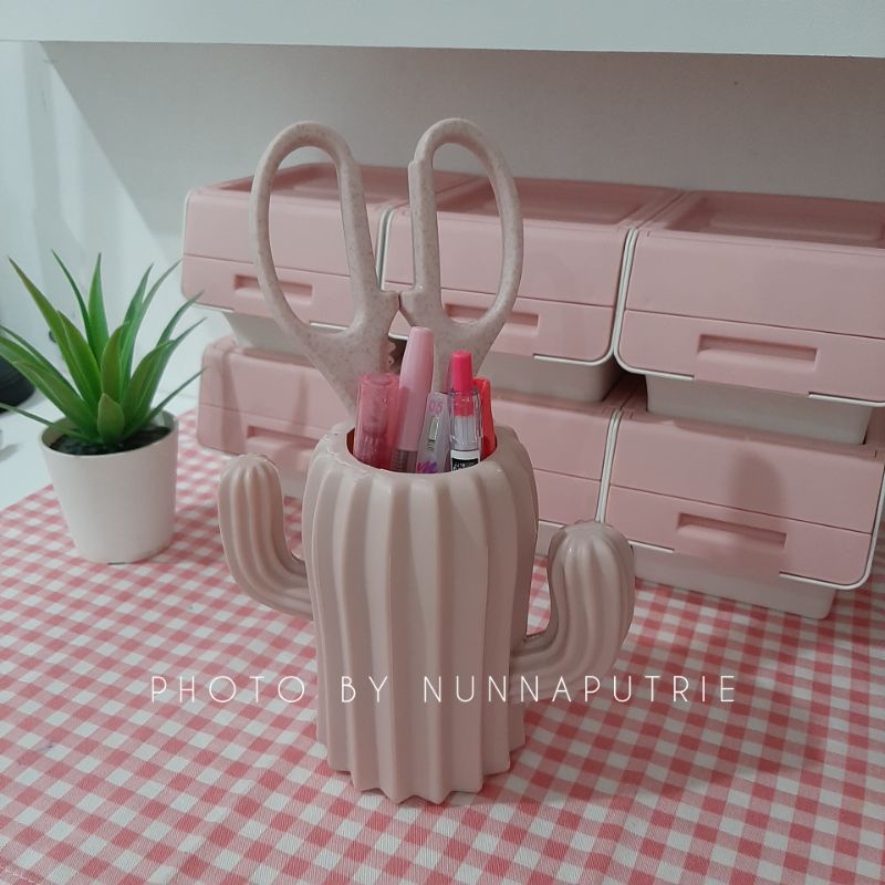 

VAS KAKTUS PINK | TEMPAT ALAT TULIS BENTUK KAKTUS PINK | STATIONERY PINK PASTEL
