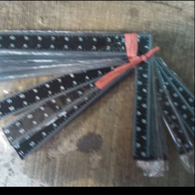 

Penggaris Siku Hitam Hand Tools 300 x 200 x 2.0 Mm