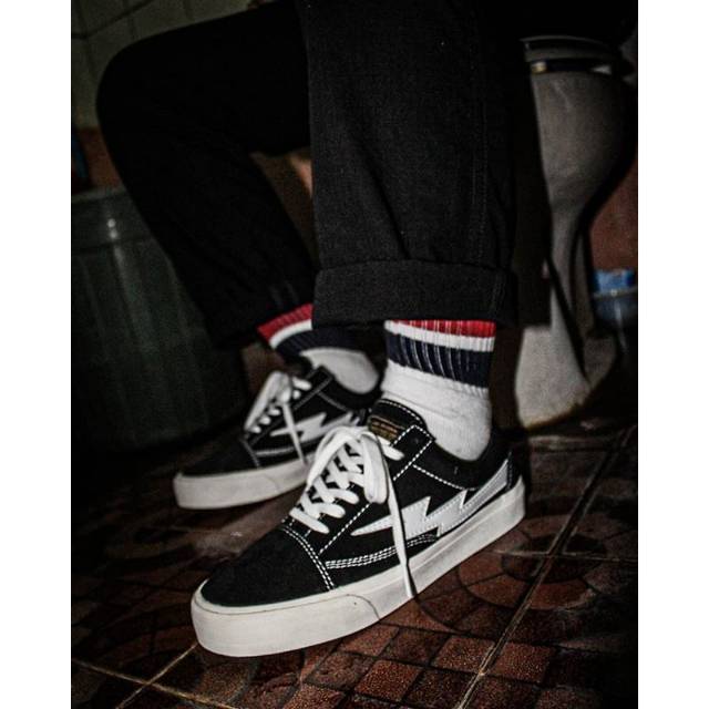 SEPATU WORD DIVISION COLD CLASS SICK - ORIGINAL