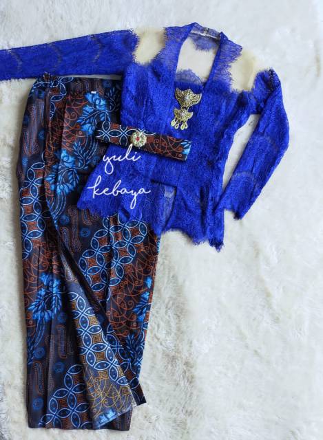 Set Kebaya Bali Lengan Panjang Warna Biru dengan Rok Lipat Pramugari