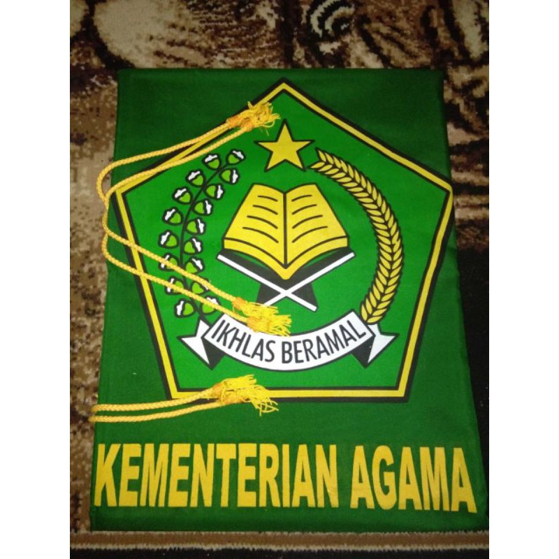 bendera depag. bendera kementrian agama. bendera kemenag. bendera hijau depag rumbai kuning. sablon bolak balik. ukuran besar 120 x 80 cm