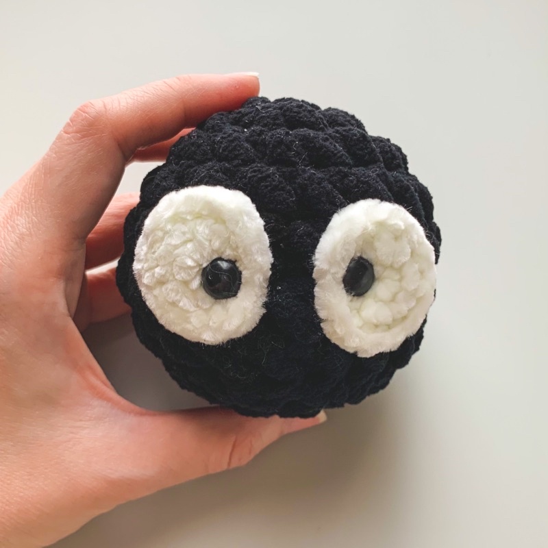 Amigurumi Makkuro Kurosuke (Boneka Rajut Susuwatari/spirited away/ totoro)