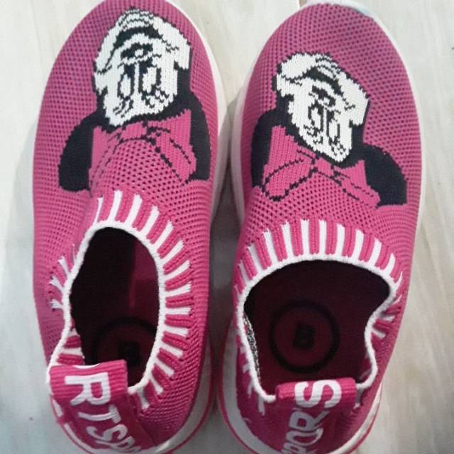 Sepatu anak perempuan. Sepatu anak