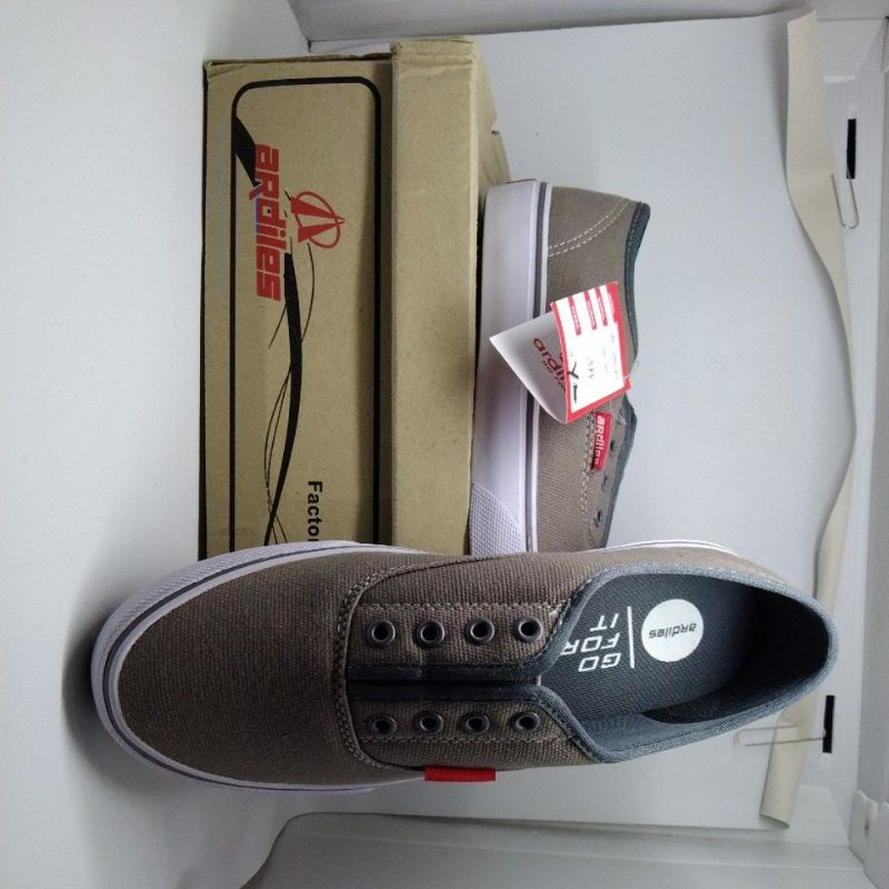 sepatu slip-on Ardiles