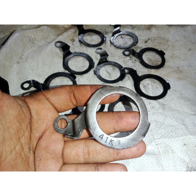 Bracket breket  ring pengancing kancing as kruk yamaha fiz r f1zr fizr bekas original copotan motor