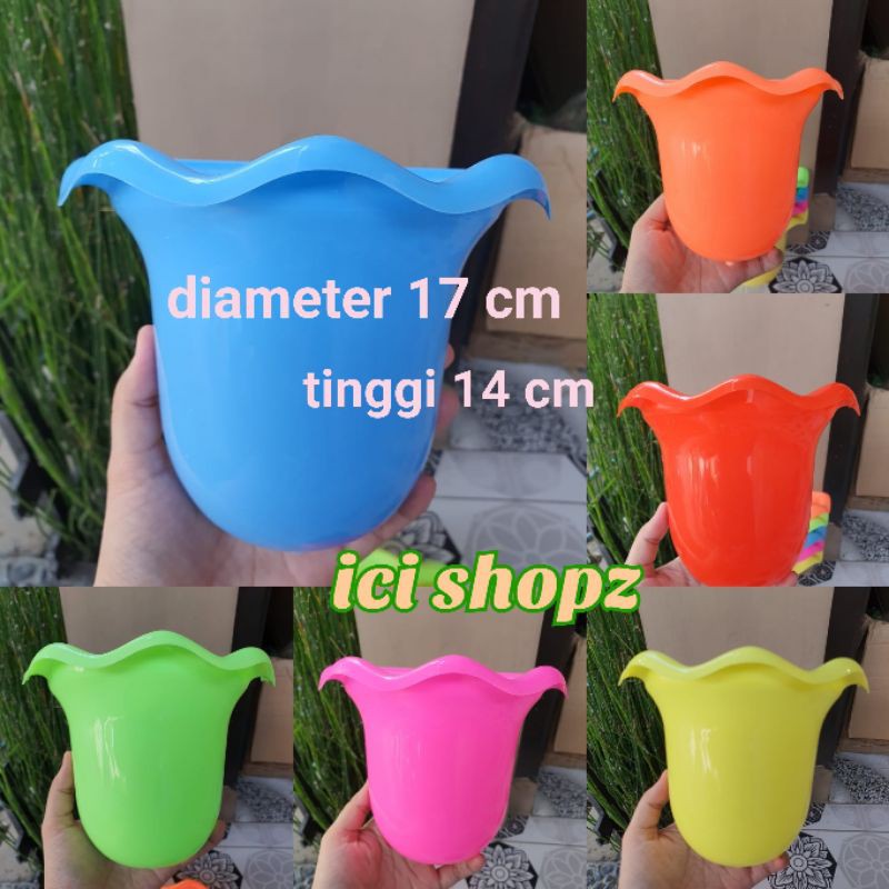 Pot Dinding Gelombang / Pot Plastik