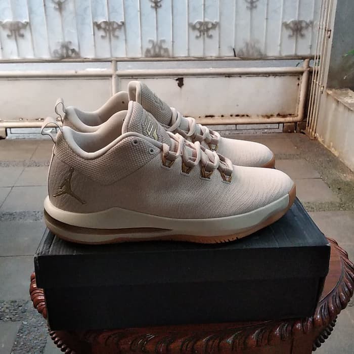 Terlaris  Sepatu Basket Air Jordan CP 3 X Chris Paul Low OREWOOD   Beige  46