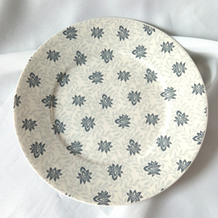 Piring Saji Keramik Abu Motif Bunga Kecil
