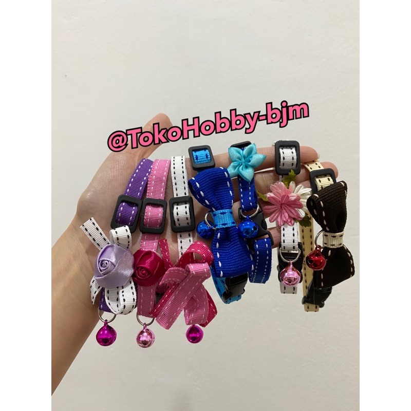 Kalung kucing bunga atau pita