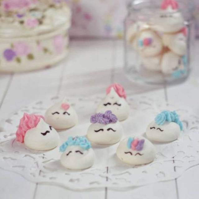 

(netto 150 gram = 15-20 pcs) Meringis Meringue Kisses Karakter Maringue Lucu Smurf Minion Unicorn Little Poni Schuimpjes