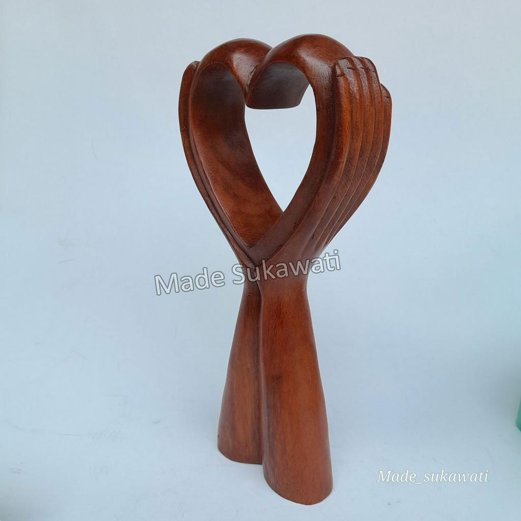 Patung Tangan memegang Love 30cm kerajinan ukiran kayu handmade Bali