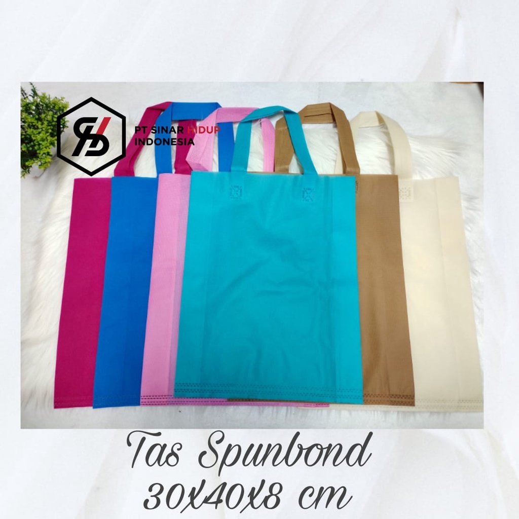 

Goodie Bag Tls 30 x 40 Spunbond Tote Bag Press Tali Sourvenir Weding Hajatan Perlusin ( 12 Pcs )