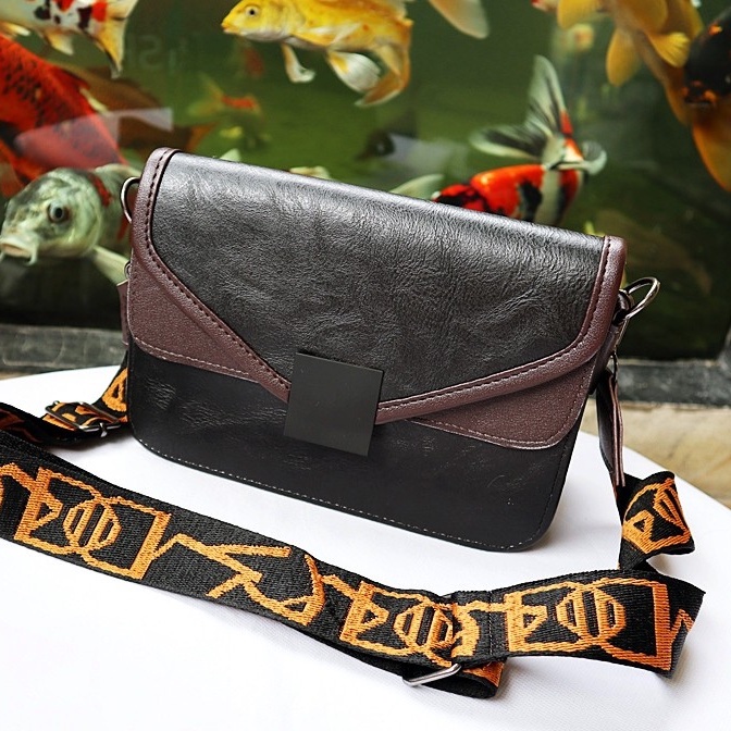 Terbaru Tas Selempang Wanita Black Lock 6765 THR