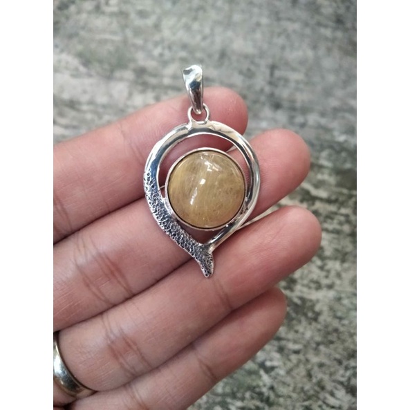 Liontin perak batu rambut sedana