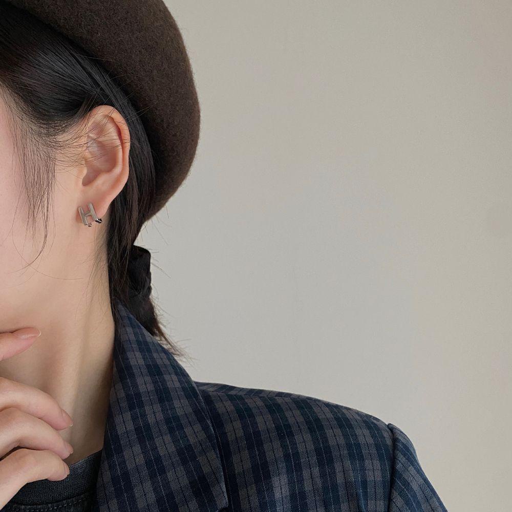 Mxbeauty Huruf H Anting Untuk Wanita Fashion INS Perempuan Perhiasan Telinga Temperamen Gadis Bulat Telinga Gesper